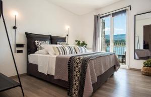 Posteľ alebo postele v izbe v ubytovaní A & B Minimal Suite with Sea View in Argostoli