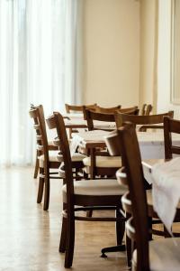 una fila di tavoli e sedie in una stanza di Marco Polo Hotel a Gouviá