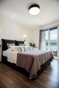 Posteľ alebo postele v izbe v ubytovaní A & B Minimal Suite with Sea View in Argostoli