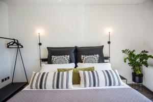 Posteľ alebo postele v izbe v ubytovaní A & B Minimal Suite with Sea View in Argostoli