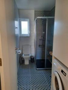 uma casa de banho com um chuveiro e um WC. em Sado House 3 em Comporta