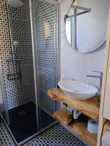 bagno con doccia, lavandino e specchio di Sado House 3 a Comporta