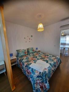 um quarto com uma cama com um edredão colorido em Sado House 3 na Comporta