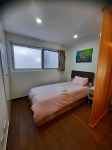 Schlafzimmer mit einem Bett und einem Fenster in der Unterkunft Sado House 3 in Comporta
