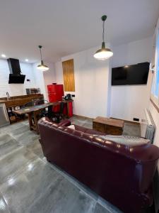 ein Wohnzimmer mit Sofa und Tisch in der Unterkunft Alojamientos Rías Baixas - Mares del Forte- Cangas in Cangas