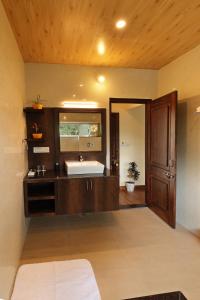 W łazience znajduje się umywalka i wanna. w obiekcie The Cavalry - Abhay Niwas w mieście Udaipur