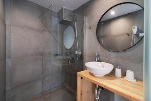 Koupelna v ubytování Olvia Suites