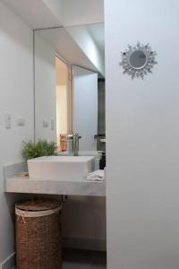 y baño con lavabo y espejo. en Lovely Aparment OceanView Barranco1809, en Lima