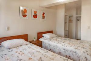 ein Schlafzimmer mit zwei Betten und einem Spiegel in der Unterkunft Lovely Aparment OceanView Barranco1809 in Lima + 37 Fotos