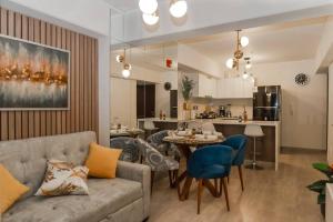 ein Wohnzimmer mit Couch und Tisch und eine Küche in der Unterkunft Lovely Aparment OceanView Barranco1809 in Lima