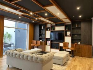 ein Wohnzimmer mit Sofa und Fernseher in der Unterkunft Lovely Aparment OceanView Barranco1809 in Lima