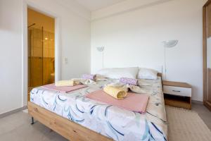 um quarto com uma cama com toalhas em Azalea Apartments em Dramalj