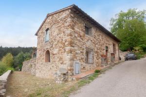 um edifício de pedra ao lado de uma estrada em Poggio alla Pieve - Blu em Calenzano