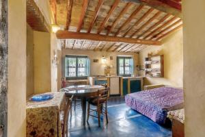 um quarto com uma cama, uma mesa e uma cozinha em Poggio alla Pieve - Blu em Calenzano
