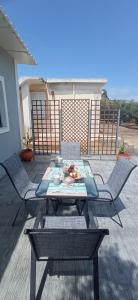 een tafel en stoelen op een patio bij Il Mio Riposo in Vasilikos