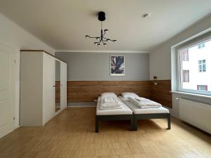 Lion`s Rooms n Apartments tesisinde bir odada yatak veya yataklar
