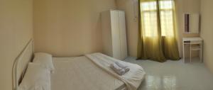 Un pat sau paturi într-o cameră la MESRA MUSAFIR HOMESTAY