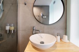 Koupelna v ubytování Olvia Suites