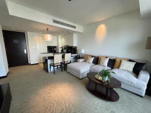 un soggiorno con divano e tavolo di The Address Dubai Marina a Dubai