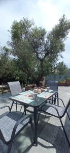 una mesa con dos sillas y una mesa con comida. en Il Mio Riposo, en Vasilikos