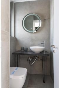 Koupelna v ubytování Olvia Suites