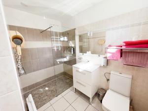 La salle de bains est pourvue d'une douche, de toilettes et d'un lavabo. dans l'établissement Hôtel L'Hermitage, à Saint-Georges-dʼOléron