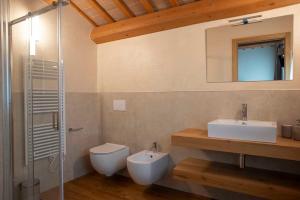 Crespano del GrappaにあるMezzo Cielのバスルーム(トイレ、洗面台、シャワー付)