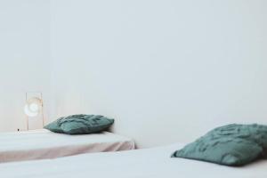 サン・テティエンヌにあるJUPITER - Un logement neuf et de qualitéの白い部屋のベッドの上に枕2つ