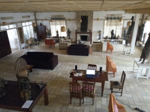 ein Wohnzimmer mit einem Sofa, einem Tisch und Stühlen in der Unterkunft Rwanda African Art Museum in Nyabisindu