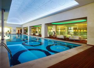 uma grande piscina no átrio do hotel em JW Marriott Hotel Ankara em Ancara