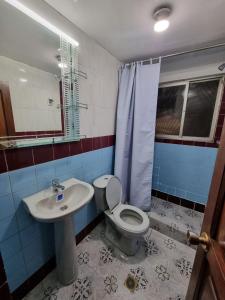 een badkamer met een toilet en een wastafel bij Hotel Express in La Paz