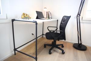 biuro z biurkiem z krzesłem i laptopem w obiekcie Nest - Kanzleistrasse 217 w Zurychu