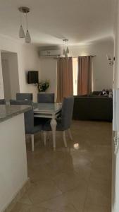 Una televisión o centro de entretenimiento en Lovely 3 bedroom ground floor flat. Private garden