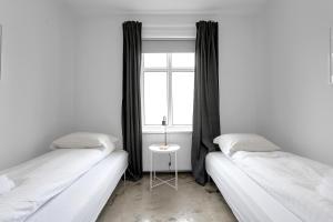 Uma cama ou camas num quarto em Cozy 2 Bedroom Apartment in Central Reykavik