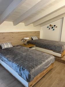 two twin beds in a room with at Casa della Regina in Sirmione