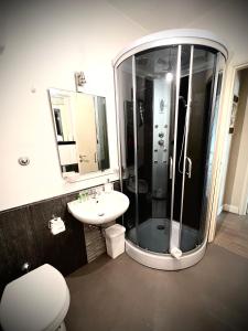 フルミニ・ディ・クアルトゥにあるLa Costa B&Bのバスルーム(シャワー、トイレ、シンク付)