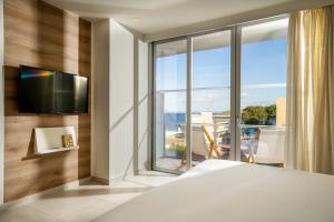TV a/nebo společenská místnost v ubytování INNSiDE by Meliá Calviá Beach