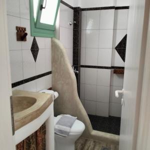 A bathroom at GYROULI 1