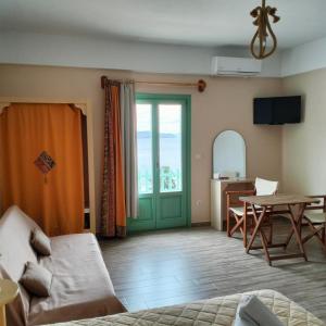 A television and/or entertainment centre at GYROULI 1