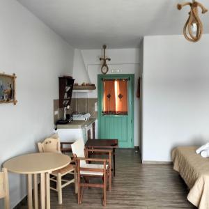 A kitchen or kitchenette at GYROULI 1