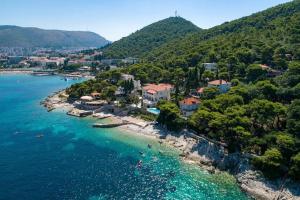eine Luftansicht eines Resorts am Strand in der Unterkunft Piccola apartments - 50m from beach in Dubrovnik