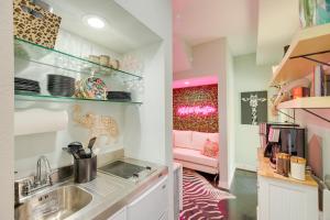 uma cozinha com um lavatório e uma bancada em Houston Vacation Rental about 1 Mi to Downtown! em Houston