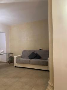 sala de estar con sofá y mesa en Dimora Porta Nuova, en Galatina