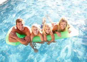 a group of people in the swimming pool at Lovely 8 Berth Caravan For Hire At Barmston Beach Holiday Park Ref 62002o in Lund