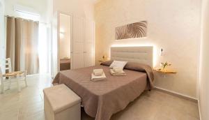 um quarto com uma cama com duas toalhas em L’Arte di Vittorio Bed and Breakfast em Racale