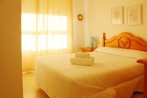 Tempat tidur dalam kamar di Los Pinares Apartment