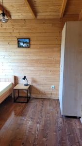 ポランチクにあるNa Równej Bieszczadyのテーブル付きの木製の壁の部屋