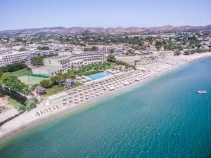 - une vue aérienne sur une plage dotée de chaises et de parasols dans l'établissement Deluxe Maisonette With Shared Pool 2#, à Anavyssos
