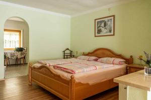 Etzelwang的住宿－Landgasthof Peterhof，一间卧室,卧室内配有一张大床