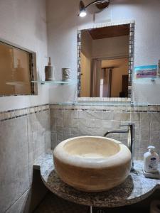 een badkamer met een groot bad op een marmeren aanrecht bij Mansarde & Suite Maison 1706 Lago Orta in Borgomanero